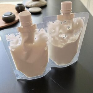 Deux pochettes de 250 g sur un comptoir